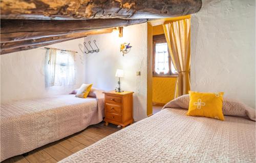 1 dormitorio con 2 camas y ventana en Amazing Cottage In Algatocn With Kitchen en Algatocín