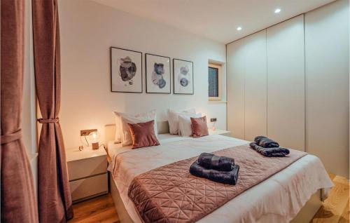 um quarto com uma cama com duas toalhas em Nice Home In Cista Velika With Sauna em Velika Cista