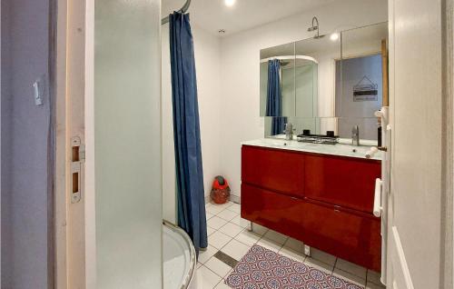 een badkamer met een rode wastafel en een spiegel bij 6 Bedroom Lovely Home In Trguier in Tréguier
