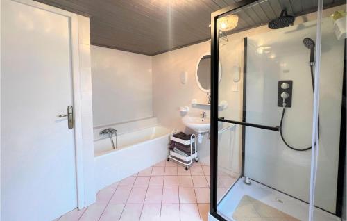 y baño con ducha y lavamanos. en Amazing Home In Walscheid With Kitchen, en Walscheid