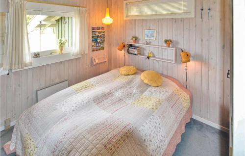 Grønhøjにある3 Bedroom Cozy Home In Lkkenのベッドルーム1室(大型ベッド1台、黄色い枕付)