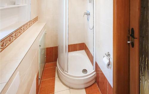 a small bathroom with a toilet and a shower at Amazing Apartment In Prerow With Kitchen in Prerow