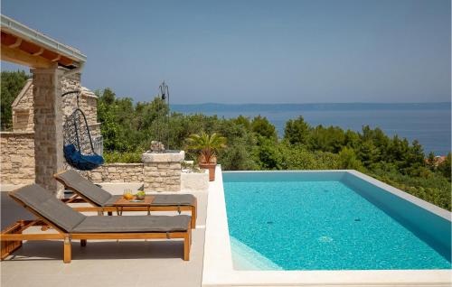 una piscina con due sedie e un tavolo accanto ad essa di 3 Bedroom Nice Home In Blato a Blato