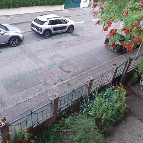 an aerial view of a parking lot with two cars at CHARMANT APPARTEMENT à 150 M des THERMES et du CENTRE VILLE in Thonon-les-Bains