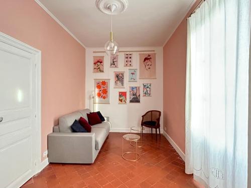 a living room with a couch and a chair at Domaine de Lanis - Maison d'hôtes avec parc et piscine in Castelnaudary
