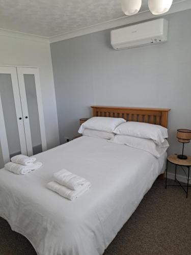 מיטה או מיטות בחדר ב-Extensive 4 bed close to Peterborough
