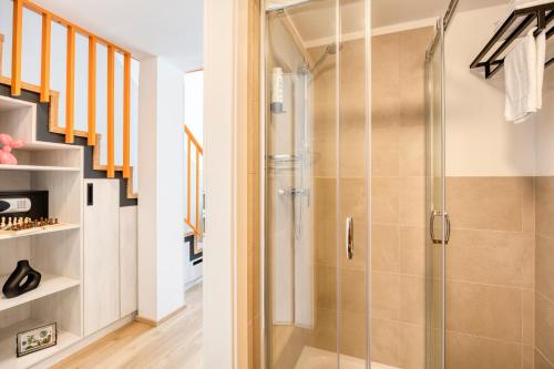 een badkamer met een douche en een trap bij lyf Schönbrunn Vienna in Wenen