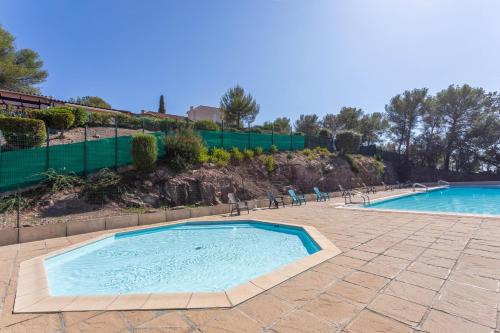 Piscina de la sau aproape de Domaine de la Corniche