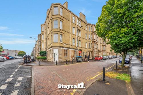 um grande edifício de tijolos numa rua da cidade em Stunning 3 Bdr Apartment 5 Min From Haymarket em Edimburgo