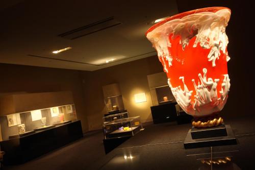 a large red vase on display in a room at Matsushima Ichinobo in Matsushima