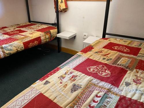 - 2 lits dans une chambre avec des couettes dans l'établissement Appartement 3 pièces 6 personnes, 3* - Valloire, près des pistes, balcon, piscine et parking inclus - FR-1-263-271, à Valloire