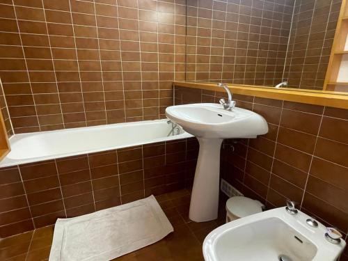 a bathroom with a sink and a tub and a toilet at Studio 4 pers. au pied des pistes à Méribel Altiport, animaux admis - FR-1-411-397 in Les Allues