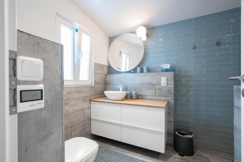 ein Badezimmer mit einem WC, einem Waschbecken und einem Spiegel in der Unterkunft Gustava 29 in Graal-Müritz