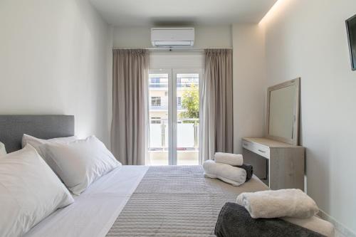 1 dormitorio con 1 cama grande y TV en Neaira City Apartment Near The Beach, en La Canea