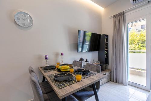 Neaira City Apartment Near The Beach