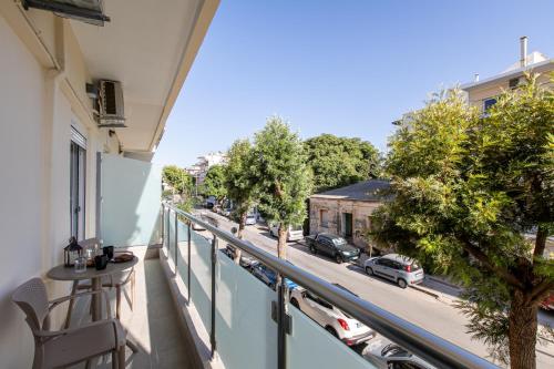 Apartamento con balcón con vistas a la calle. en Neaira City Apartment Near The Beach, en La Canea