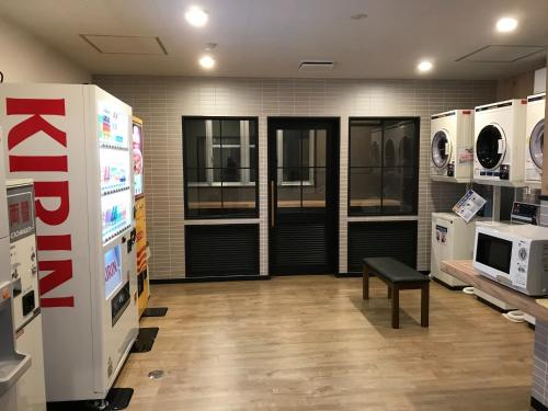 uma grande sala com electrodomésticos numa loja de electrodomésticos em Aizu Tsuruya Hotel - Vacation STAY 57216v em Aizuwakamatsu