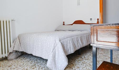 a bedroom with a bed with a polka dot blanket at Hostal Desde 1972 Yusta in Colmenarejo