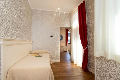 Postel nebo postele na pokoji v ubytování Charming Palace Santa Fosca