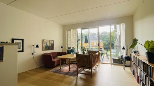 - un salon avec une table et un canapé dans l'établissement ApartmentInCopenhagen Apartment 1565, à Copenhague