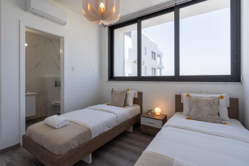 Taupe’s 2-Bedroom Apartment in Larnaca 객실 침대