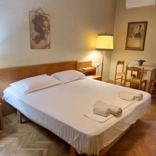 ein Schlafzimmer mit einem Bett mit zwei Handtüchern darauf in der Unterkunft Scanderbeg Square Apartment in Tirana