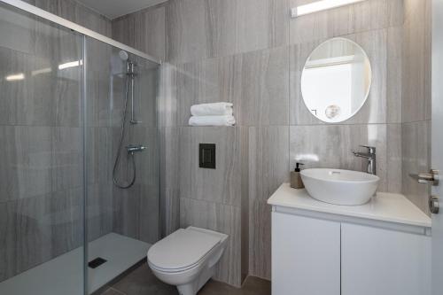 拉納卡的住宿－Taupe’s 2-Bedroom Apartment in Larnaca，浴室配有卫生间、盥洗盆和淋浴。