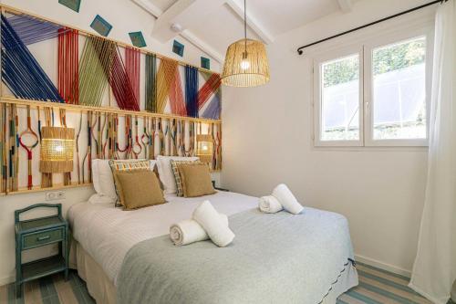 - une chambre avec 2 lits et des serviettes dans l'établissement Sumptuous B&B Villa Provençale - 2BR4p, à Grimaud