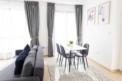 Posezení v ubytování Bahar JBR Apartment by HAPPY SEASON
