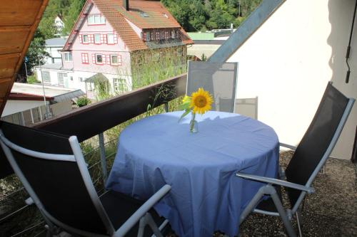 einen Tisch mit Sonnenblumen auf dem Balkon in der Unterkunft Haus am Grafenbächle in Bad Rippoldsau