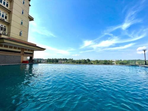 una gran masa de agua junto a un edificio en Elegant Riverine Diamond Homestay With Pool, en Kuching