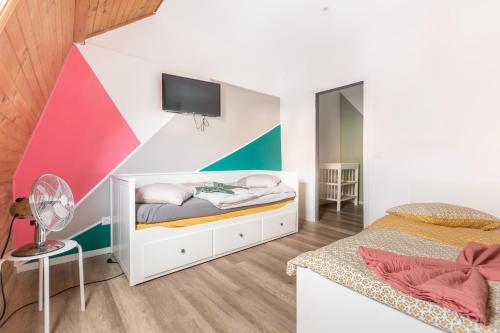 ein Schlafzimmer mit einem Bett mit einer farbenfrohen Wand in der Unterkunft Grande maison 12Personnes 4CH-2SDB - Êxterieur -proche Lille in Roubaix