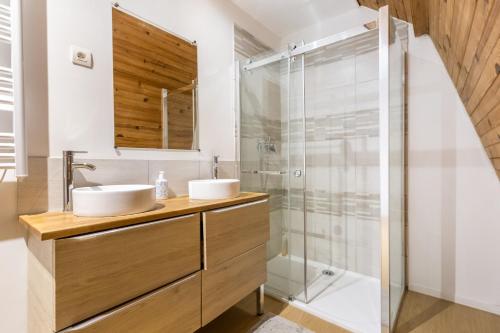 a bathroom with two sinks and a shower at Grande maison 12Personnes 4CH-2SDB - Êxterieur -proche Lille in Roubaix