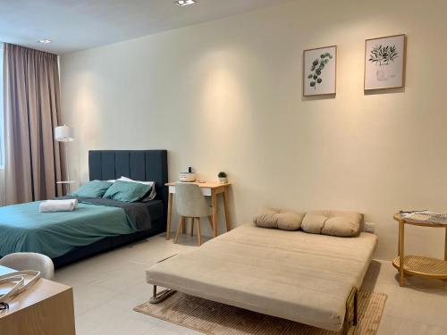 クチンにあるElegant Riverine Diamond Homestay With Poolのベッドと机とベッドのある寝室 sidx sidx sidx