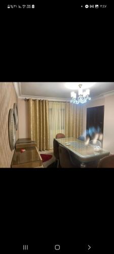 una stanza con tavolo, sedie e lampadario a braccio di Naaser a Il Cairo