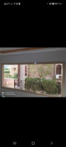 una finestra con vista su un balcone. di Naaser a Il Cairo