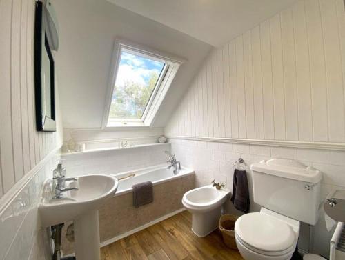 y baño con lavabo, aseo y bañera. en Morpeth town centre - Cottingburn House en Morpeth