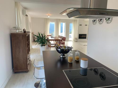 uma cozinha com um balcão preto num quarto em Villa Renata Mit außen Pool em Capljina