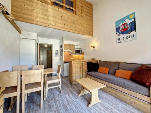 un salon et une cuisine avec un canapé et une table dans l'établissement Confortable Studio + Mezzanine avec Balcon au Centre de Val d'Isère - 2/4 Personnes - FR-1-518-133, à Val dʼIsère