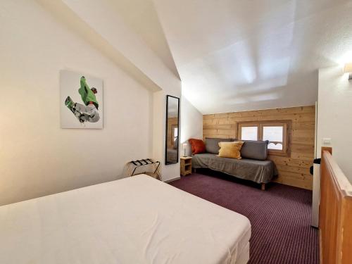 une petite pièce avec un lit et un canapé dans l'établissement Confortable Studio + Mezzanine avec Balcon au Centre de Val d'Isère - 2/4 Personnes - FR-1-518-133, à Val dʼIsère