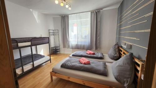 um quarto com 2 beliches e uma janela em Hemma 4 U , 3 Zimmer Wohnung em Breiten