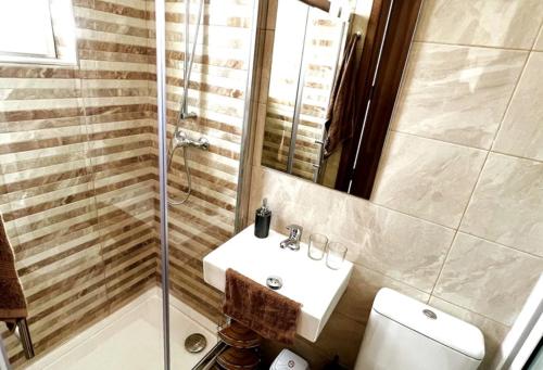 ein Bad mit einem Waschbecken, einer Dusche und einem WC in der Unterkunft Saint Henry Sliema in Sliema
