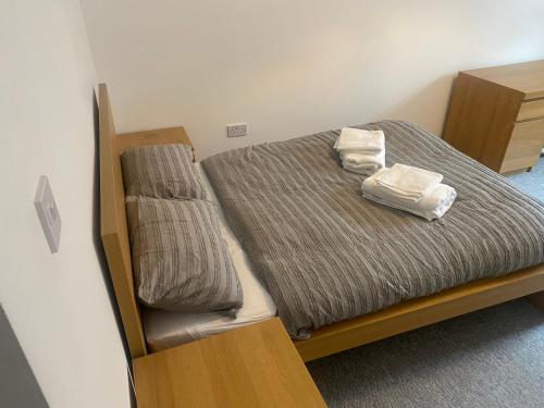 Кровать или кровати в номере Sheffield City Centre - Westhill House Apartments