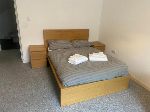 Кровать или кровати в номере Sheffield City Centre - Westhill House Apartments