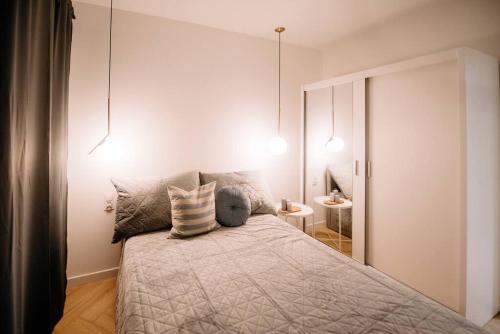 - une chambre avec un lit et des oreillers dans l'établissement obywatelska apartament free parking, à Łódź