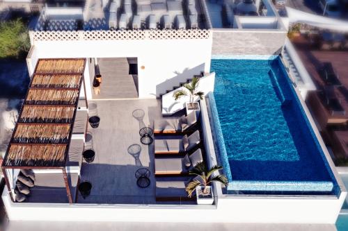 an overhead view of a swimming pool with chairs and a swimming pool at Balkon Boutique Hotel in Playa del Carmen