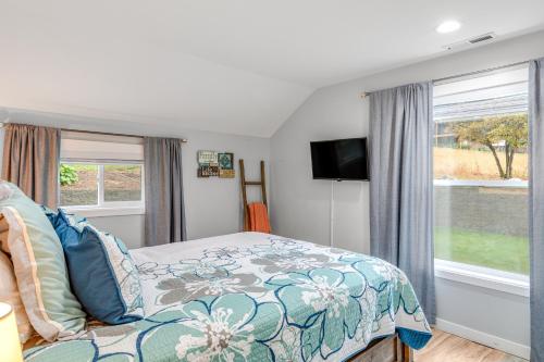 une chambre avec un lit et une télévision à écran plat dans l'établissement Lake Cruiser Cottage, à Manson