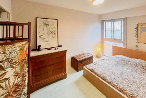een slaapkamer met een bed, een dressoir en een raam bij FLC - La Plaine-Cr. Julien-Lift-Clim in Marseille