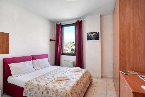 a bedroom with a bed with two towels on it at Bussana Mare in Bussana Nuova