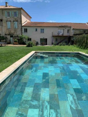 une piscine devant une maison dans l'établissement L'appart des Anges, à Althen-des-Paluds